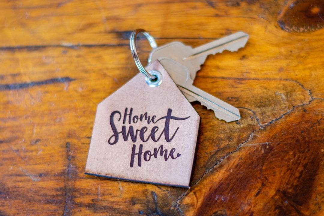 A key chain that says " home sweet home ".