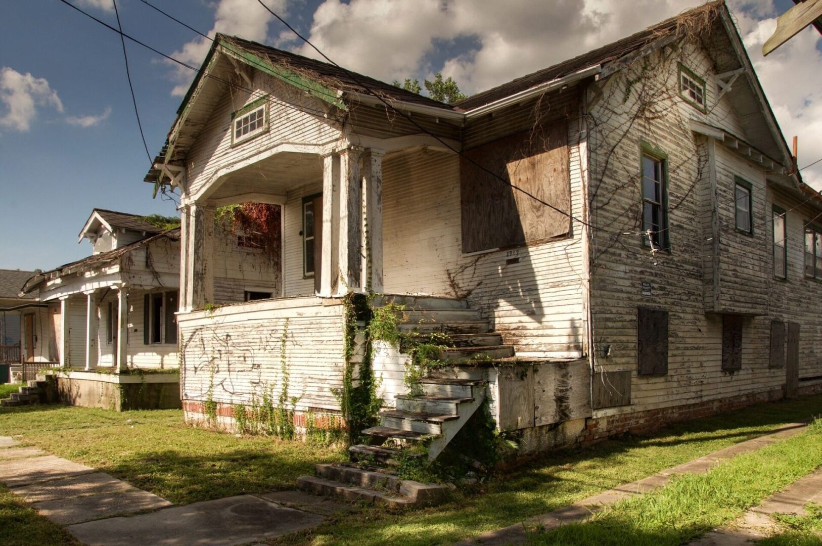 An old abandoned house, one of many potential abandoned homes for sale in the Austin TX neighborhood.